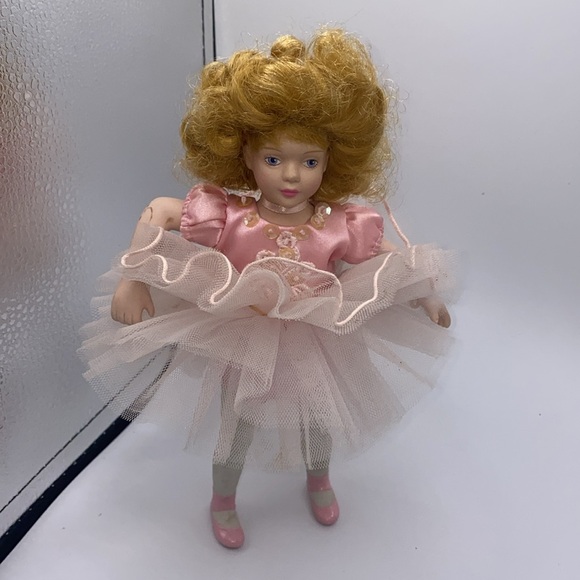 Avon Porcelain Ballerina Doll 1991 10” Retired and Collectible - Picture 4 of 8